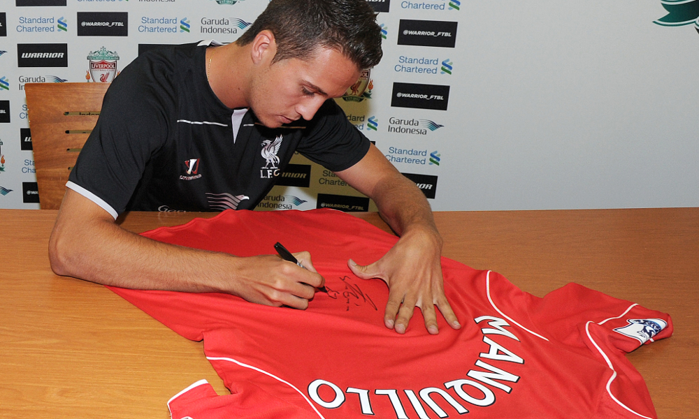 Manquillo signs shirt after signing Reds loan deal (Pic: Liverpool FC)