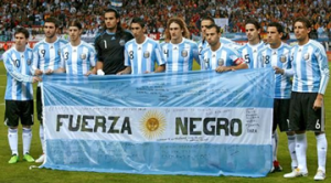 The Argentine national side show their support for hospitalised Fernando Cáceres 