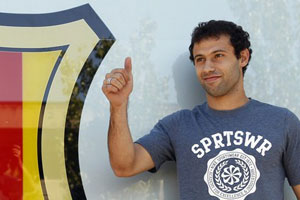 Javier Mascherano arrives at Barcelona