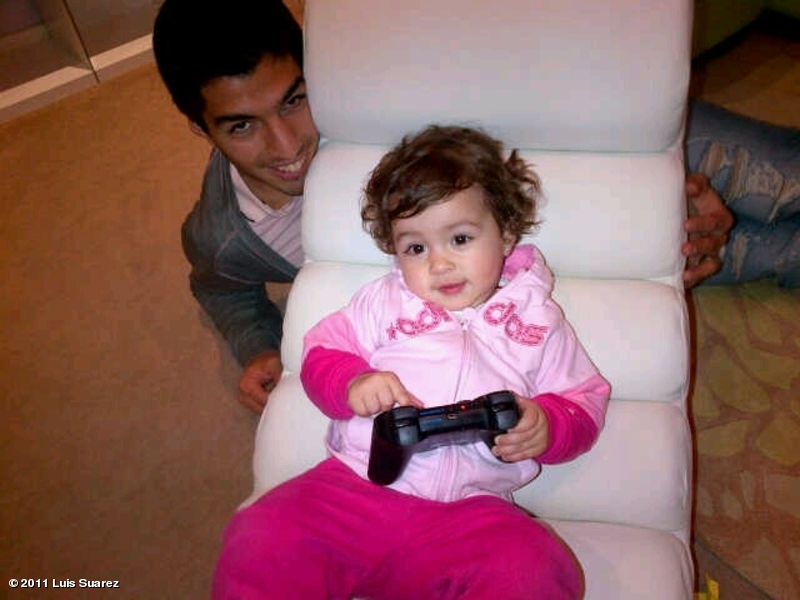 That nasty Luis Suarez with his daughter Delfi 